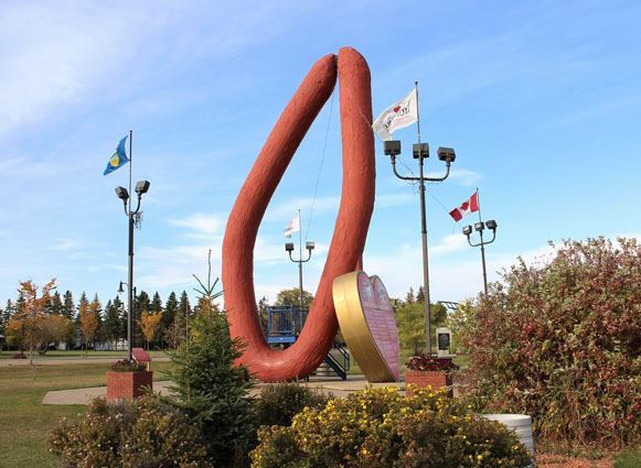 Image - Mundare, Alberta: the Sausage monument.